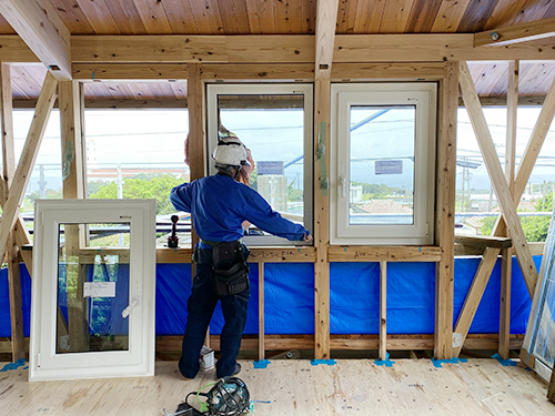 サッシ取り付け